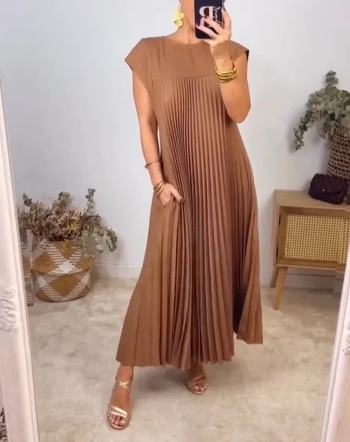 Gwendoline | Pleated Maxi Dress in product view 4